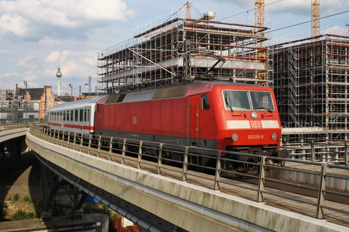 Hier 120 135-9 mit IC2431 von Emden Außenhafen nach Cottbus, bei der Ausfahrt am 27.6.2014 aus Berlin Hbf. 