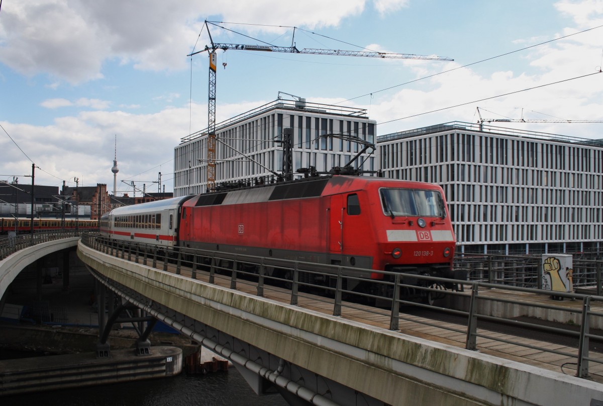Hier 120 138-3 mit IC2900 von Frankfurt(Main) Hbf. nach Berlin Ostbahnhof, bei der Ausfahrt am 6.4.2015 aus Berlin Hbf.