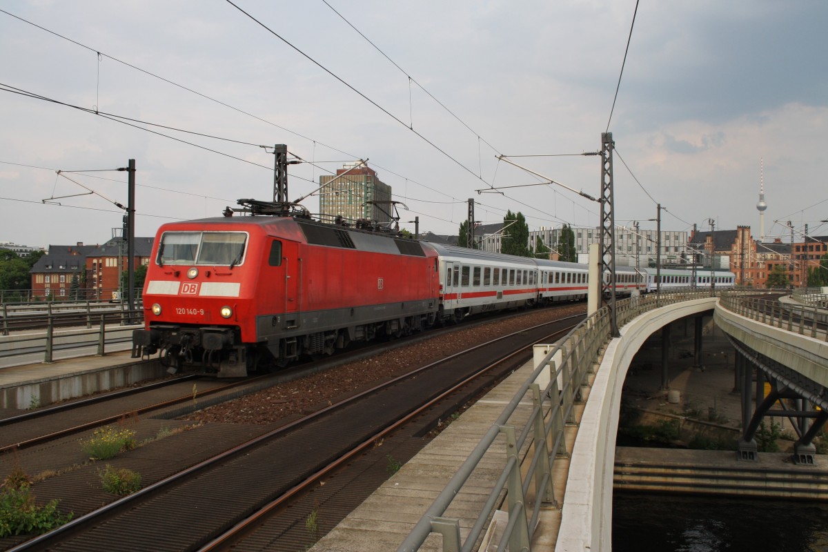 Hier 120 140-9 mit EC248 von Wroclaw Glowny nach Berlin Hbf., bei der Einfahrt am 26.7.2013 in Berlin Hbf.