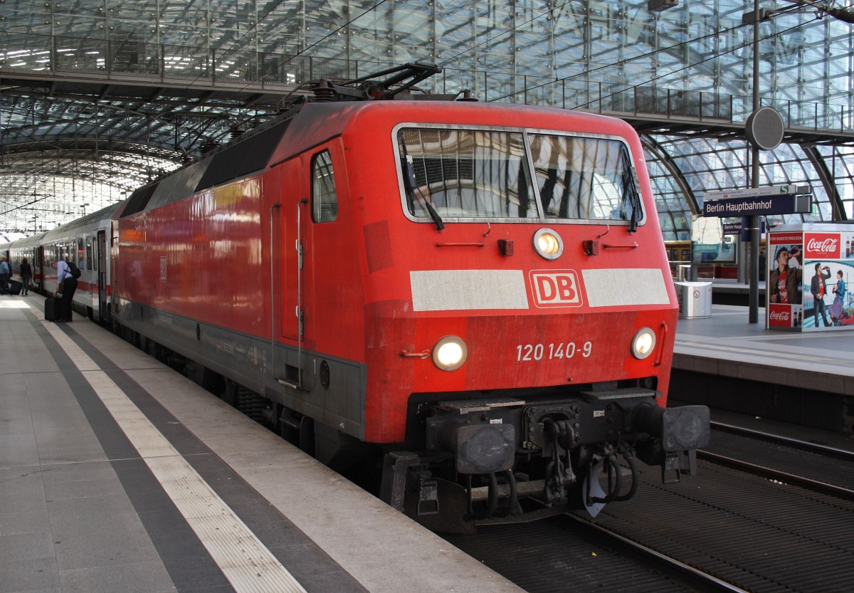 Hier 120 140-9 mit IC2431 von Emden Außenhafen nach Berlin Ostbahnhof, dieser Zug stand am 14.6.2014 in Berlin Hbf. 