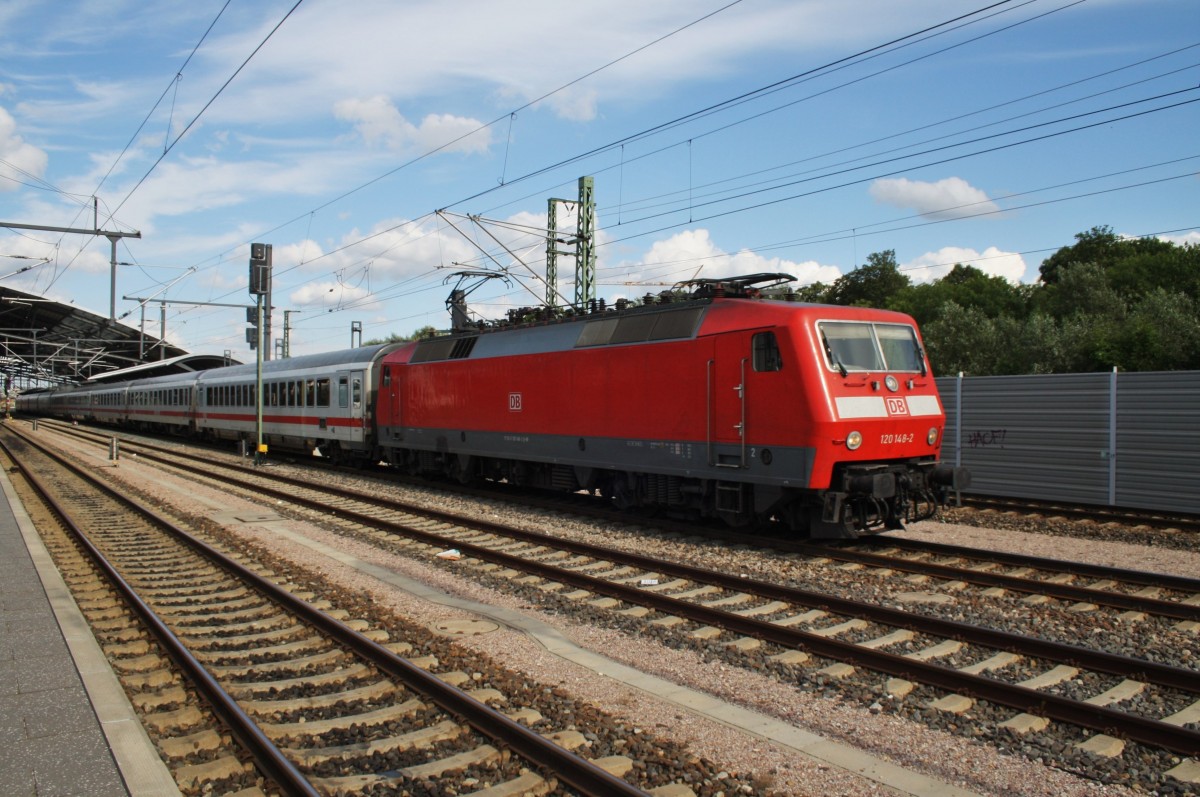 Hier 120 148-2 mit IC2154 von Leipzig Hbf. nach Wiesbaden Hbf., bei der Ausfahrt am 19.8.2014 aus Erfurt Hbf. 