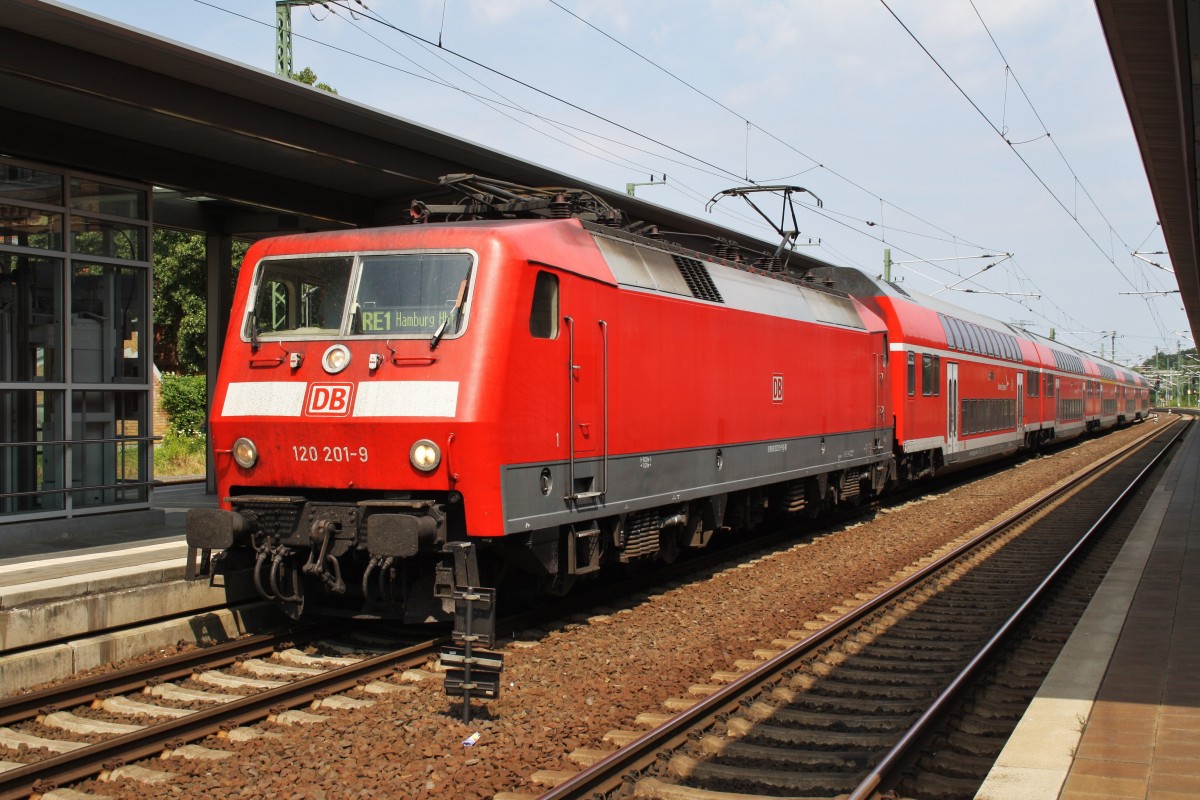 Hier 120 201-9 mit einem RE1 (RE4308)  Hanse-Express  von Rostock Hbf. nach Hamburg Hbf., dieser Zug stand am 21.7.2014 in Schwerin Hbf.