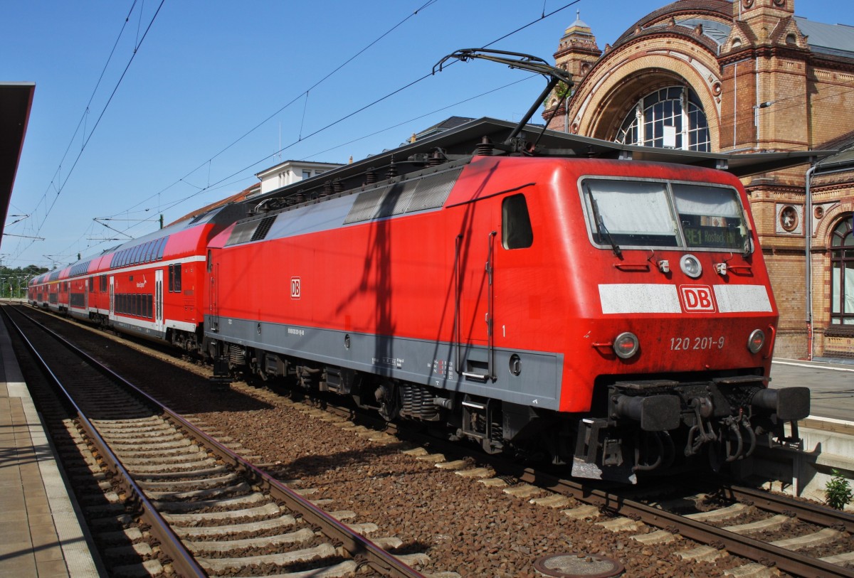 Hier 120 201-9 mit einem RE1 (RE4313)  Hanse-Express  von Hamburg Hbf. nach Rostock Hbf., bei der Einfahrt am 21.7.2014 in Schwerin Hbf. 