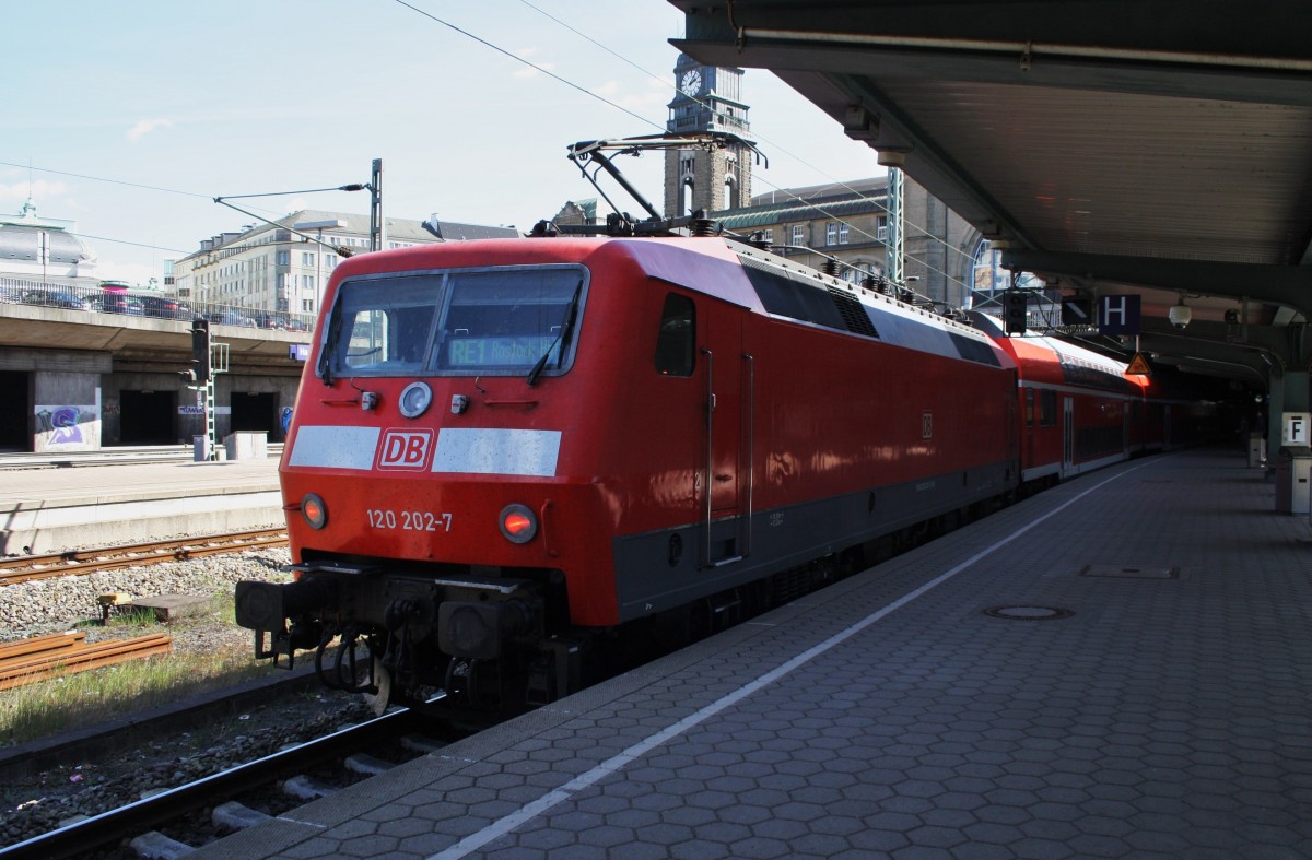 Hier 120 202-7 mit einem RE1 (RE4313)  Hanse-Express  von Hamburg Hbf. nach Rostock Hbf., dieser Zug stand am 16.4.2014 in Hamburg Hbf.