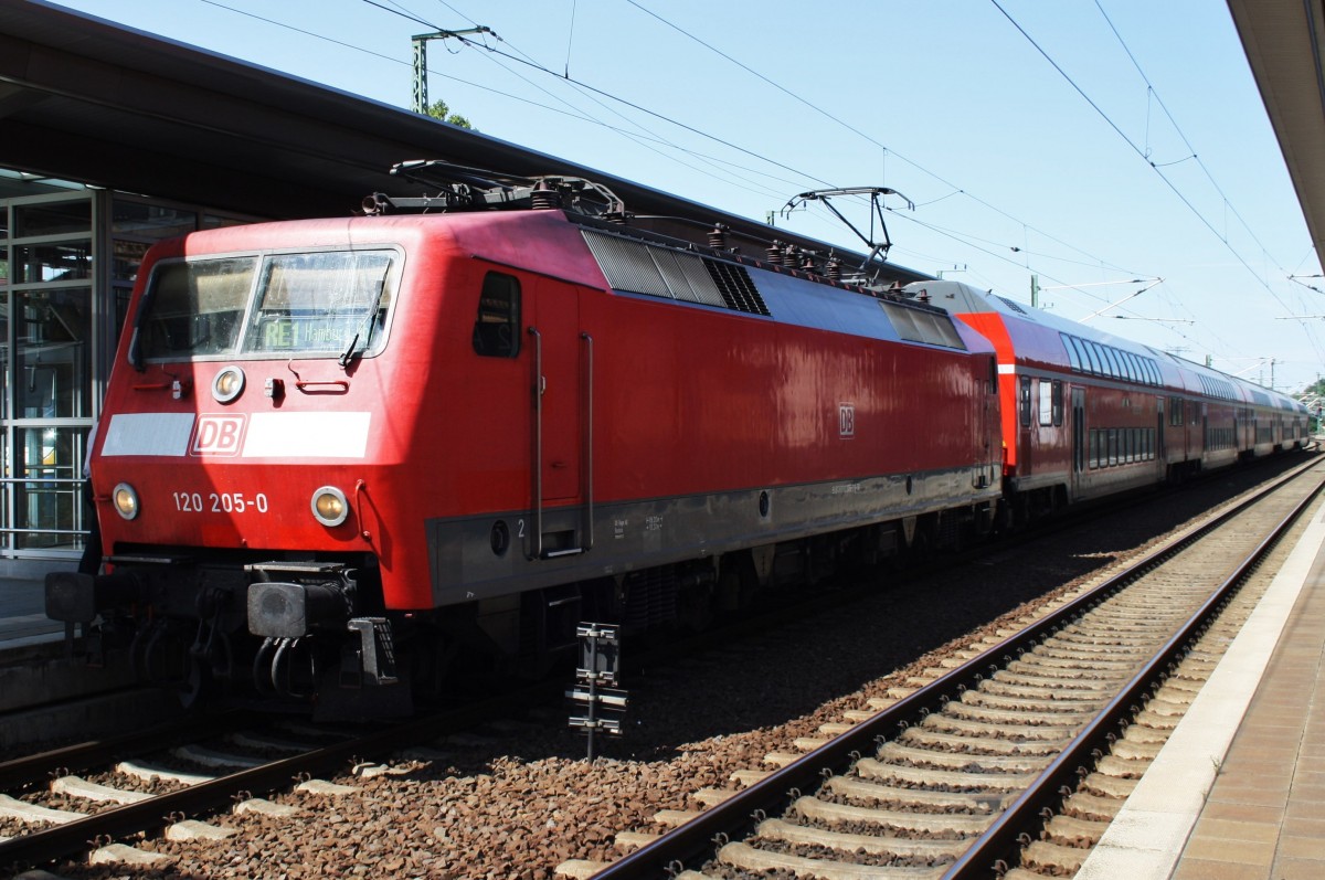 Hier 120 205-0 mit einem RE1 (RE4334)  Hanse-Express  von Schwerin Hbf. nach Hamburg Hbf., dieser Zug stand am 21.7.2014 in Schwerin Hbf.