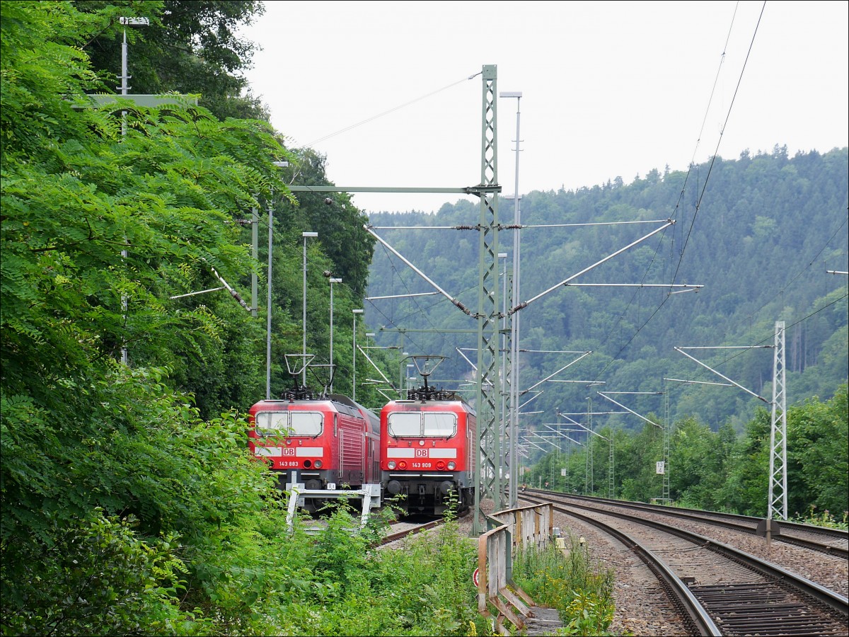 Hier, 1,4 km vor der Grenze zu Tschechien endet die S1 , 143 883 und 143 909 warten auf die Rückfahrt nach Dresden, daneben die Durchgangsgleise der Elbtalbahn von/nach Decin; Schöna (Sächsische Schweiz), 19.07.2015
