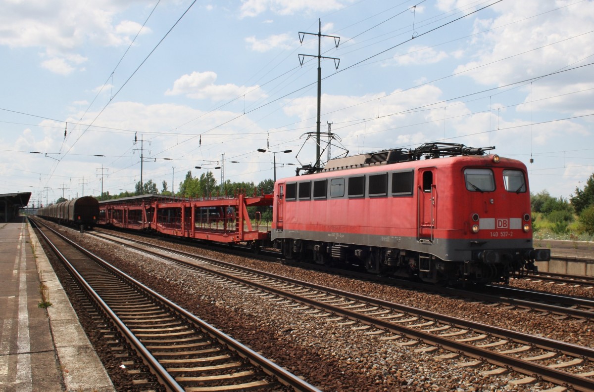Hier 140 537-2 mit einem leeren Autotransportzug, bei der Durchfahrt am 22.7.2014 durch Berlin Schönefeld Flughafen, in Richtung Berlin Grünauer Kreuz.