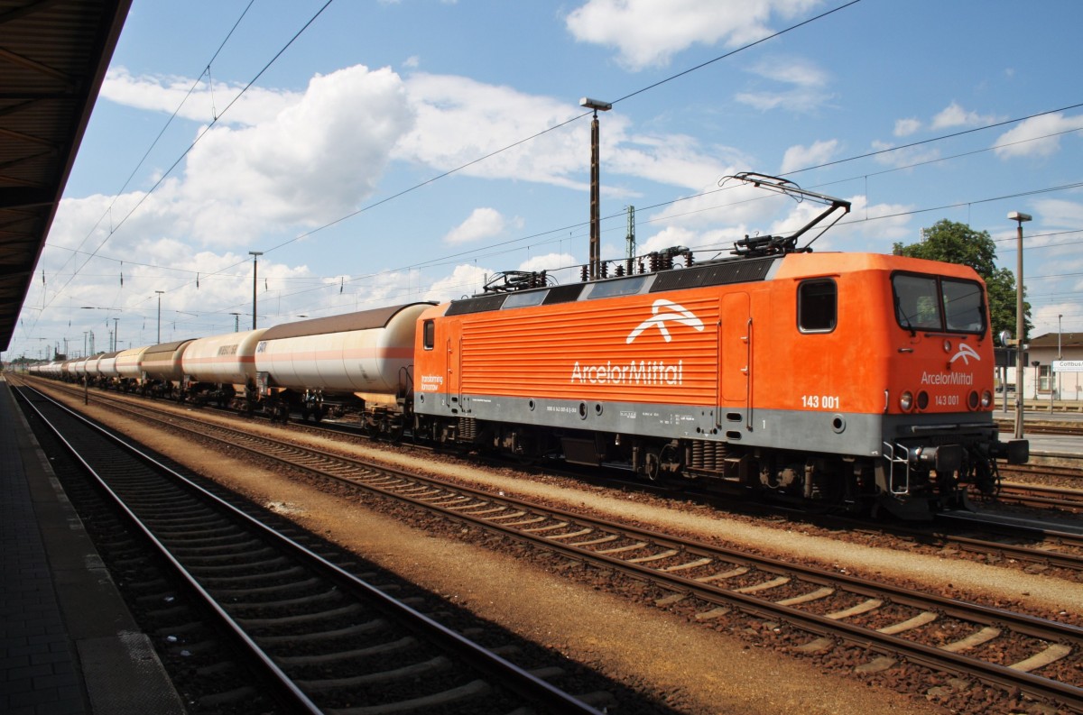 Hier 143 001-6 mit einem Kesselwagenzug, dieser Zug stand am 25.7.2015 in Cottbus.