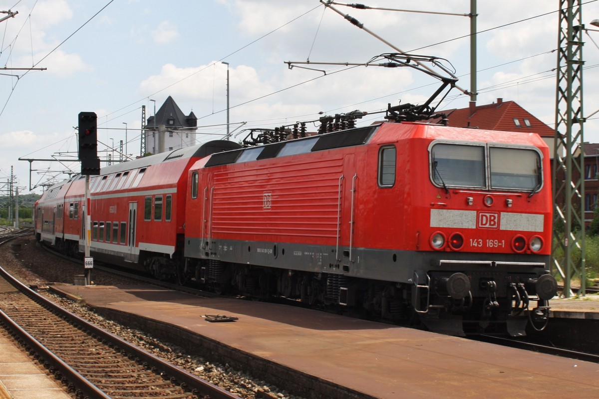 Hier 143 169-1 und 143 822 mit einer RB20 (RB16181) von Eisenach nach Halle(Saale) Hbf., bei der Ausfahrt am 14.7.2013 aus Weimar. 