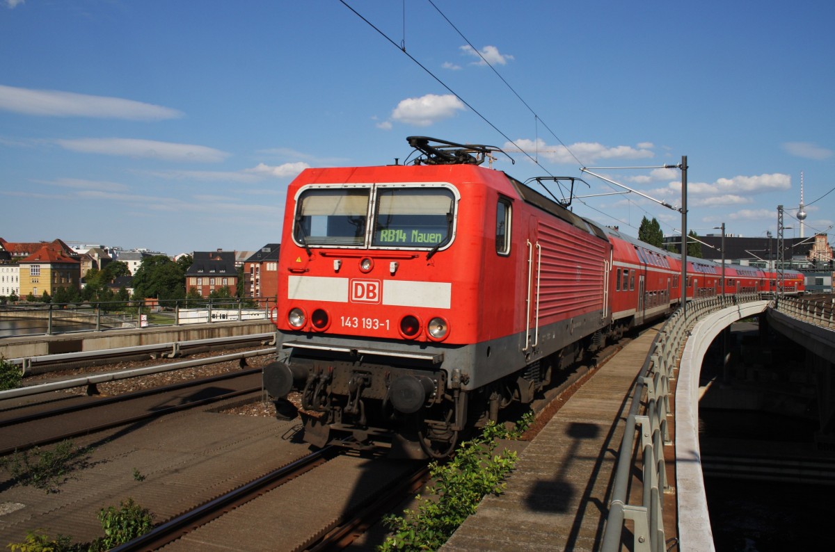Hier 143 193-1 mit einer RB14 (RB18924)  Airport-Express  von Berlin Schönefeld Flughafen nach Nauen, bei der Einfahrt am 1.8.2015 in Berlin Hbf. 