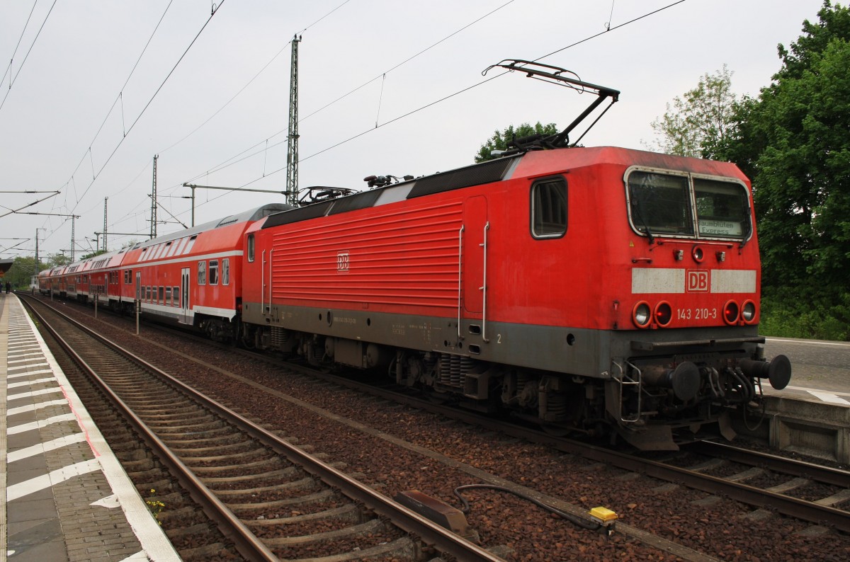 Hier 143 210-3 mit einem RE1 (RE18003)  Baumblüten-Express  von Werder(Havel) nach Berlin Zoologischer Garten, dieser Zug stand am 1.5.2014 in Potsdam Park Sanssouci. 