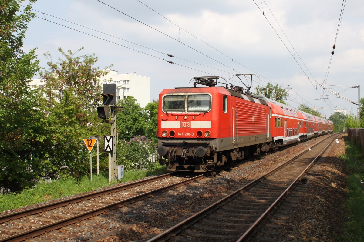 Hier 143 210-3 mit einem RE1 (RE18008)  Baumblüten-Express  von Berlin Zoologischer Garten nach Werder(Havel), bei der Einfahrt am 1.5.2014 in Potsdam Charlottenhof.