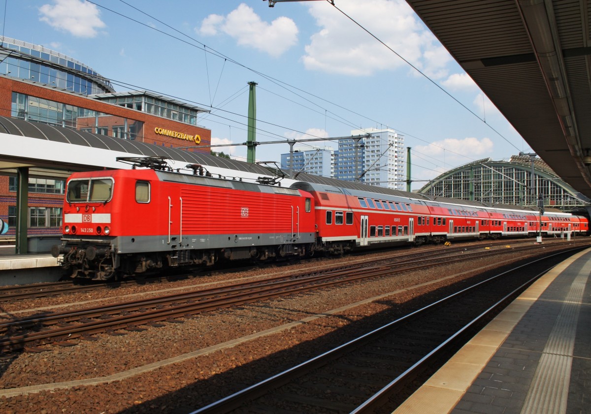 Hier 143 250 mit RB18040 von Berlin Ostbahnhof nach Berlin Zoologischer Garten, bei der Ausfahrt am 19.7.2014 aus Berlin Ostbahnhof. 