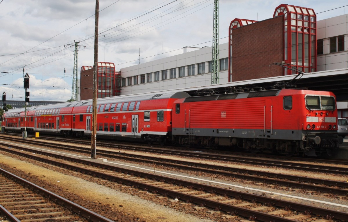 Hier 143 251-7 mit einem RE18 (RE18410) von Dresden Hbf. nach Cottbus, bei der Einfahrt am 19.7.2013 in Cottbus. 