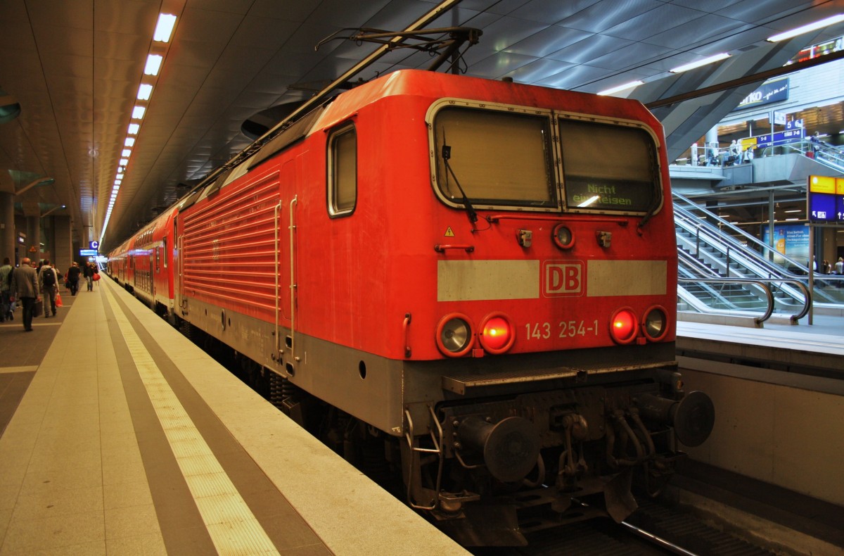 Hier 143 254-1 mit IRE18539 von Rostock Hbf. nach Berlin Hbf.(tief), dieser Zug stand am 27.6.2014 in Berlin Hbf.(tief). 