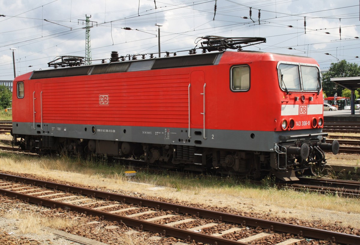 Hier 143 306-9, abgestellt am 12.7.2014 in Cottbus.