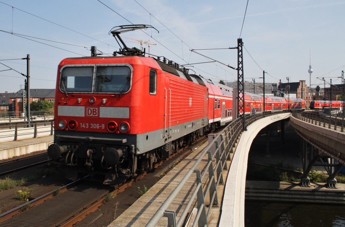 Hier 143 306-9 mit einer RB14 (RB18921)  Airport-Express  von Nauen nach Berlin Schönefeld Flughafen, bei der Ausfahrt am 6.9.2014 aus Berlin Hbf. 