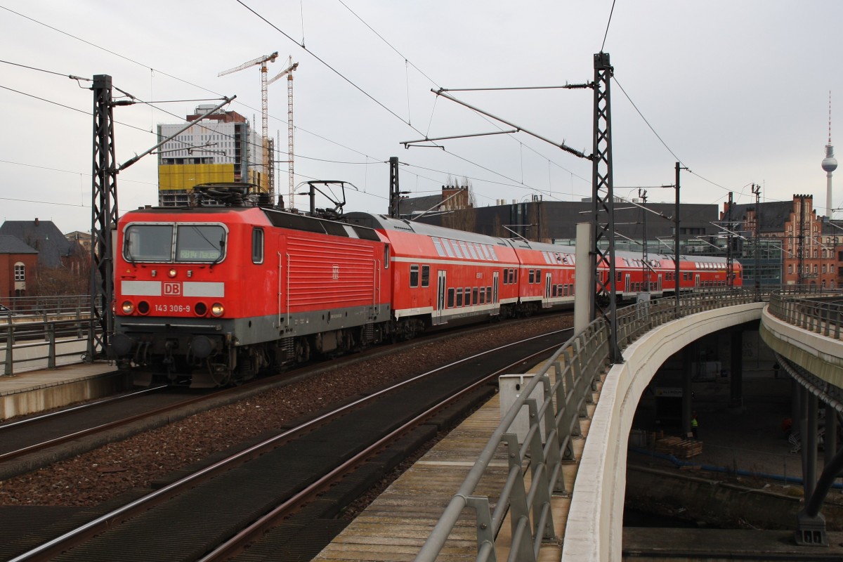 Hier 143 306-9 mit einer RB14 (RB18916)  Airport-Express  von Berlin Schönefeld Flughafen nach Nauen, bei der Einfahrt am 13.12.2014 in Berlin Hbf. 
