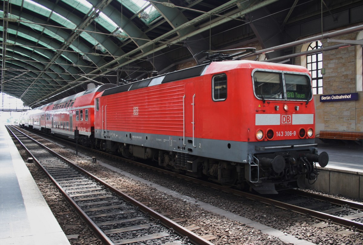 Hier 143 306-9 mit einer RB14 (RB18916)  Airport-Express  von Berlin Ostbahnhof nach Nauen, dieser Zug stand am 30.6.2015 in Berlin Ostbahnhof. 