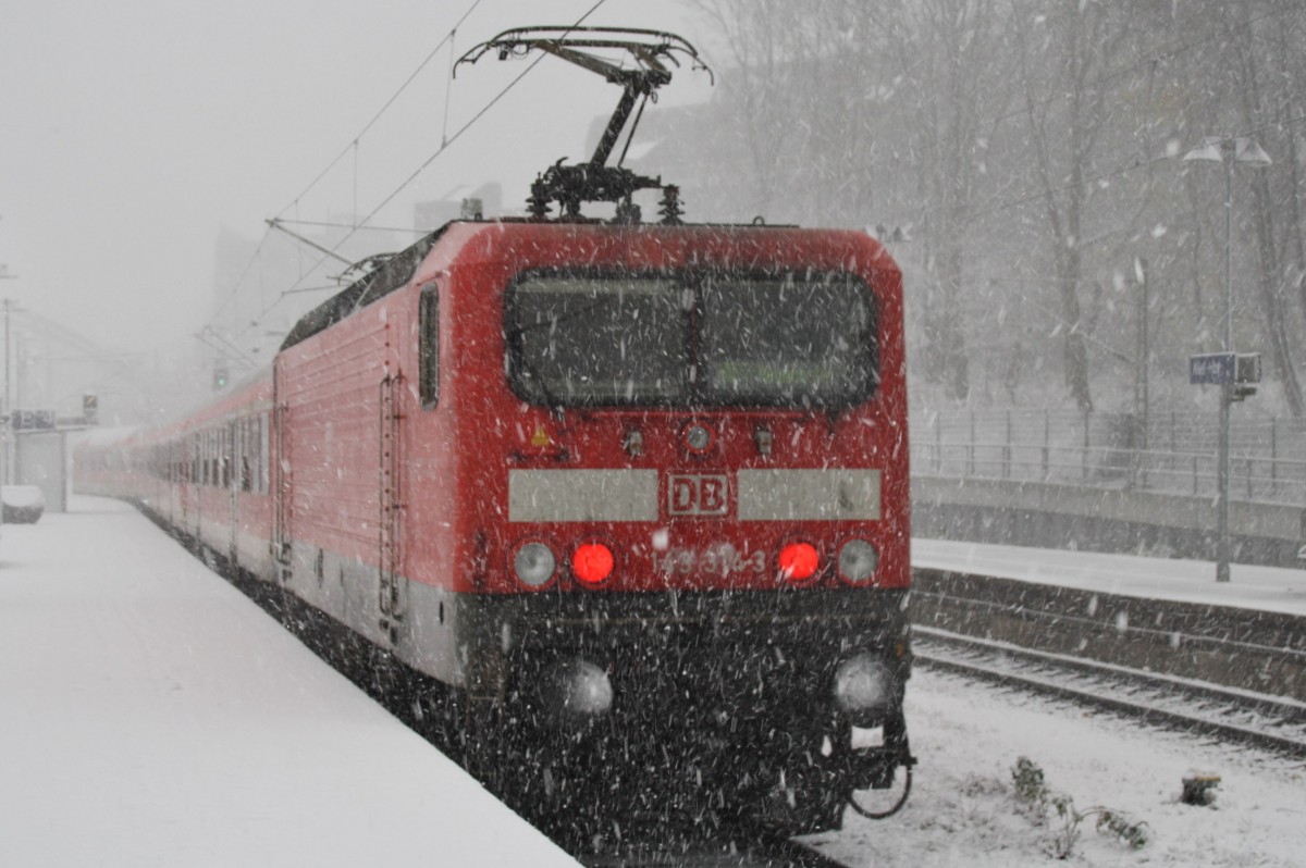 Hier 143 314-3 mit einer RB77 (RB21119) von Kiel Hbf. nach Neumünster, bei der Ausfahrt am 22.11.2015 aus Kiel Hbf. 