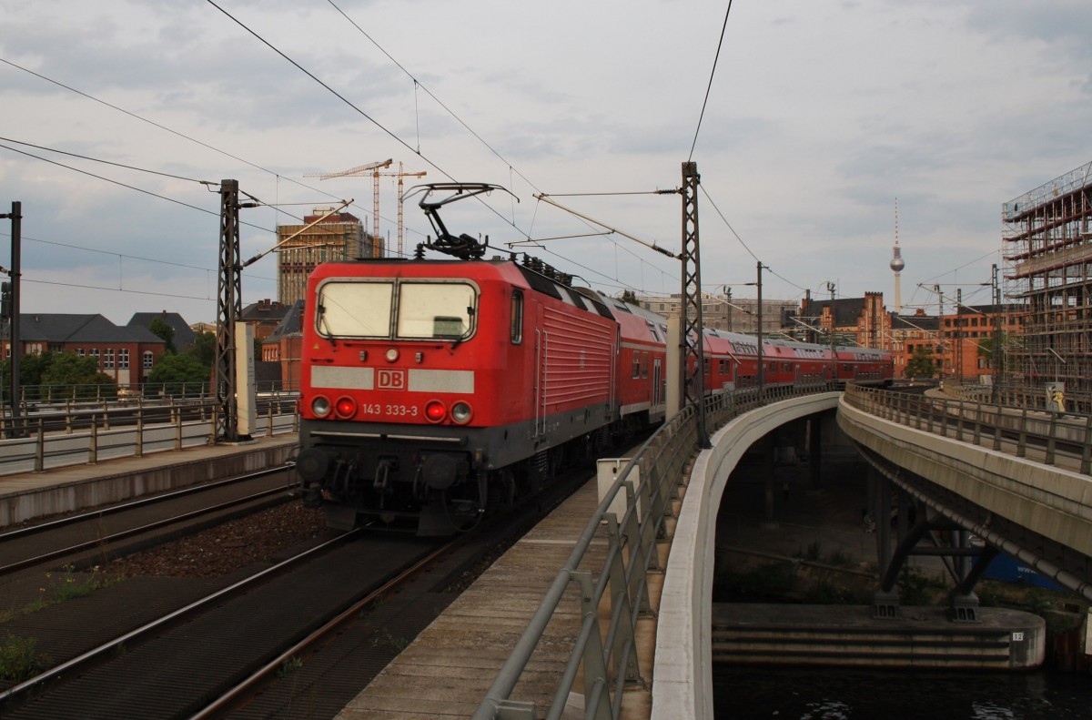 Hier 143 333-3 mit einer RB14 (RB18935)  Aiport-Express  von Nauen nach Berlin Schönefeld Flughafen, bei der Ausfahrt am 27.6.2014 aus Berlin Hbf.