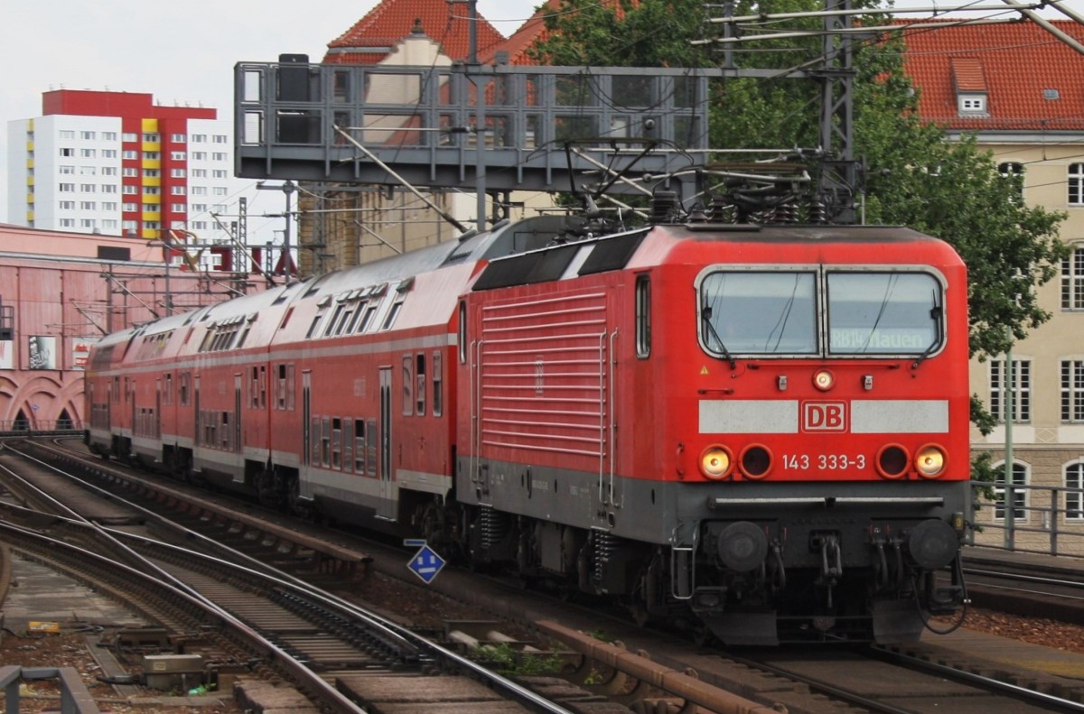 Hier 143 333-3 mit einer RB14 (RB18924)  Airport-Express  von Berlin Schönefeld Flughafen nach Nauen, bei der Einfahrt am 28.6.2014 in Berlin Alexanderplatz.