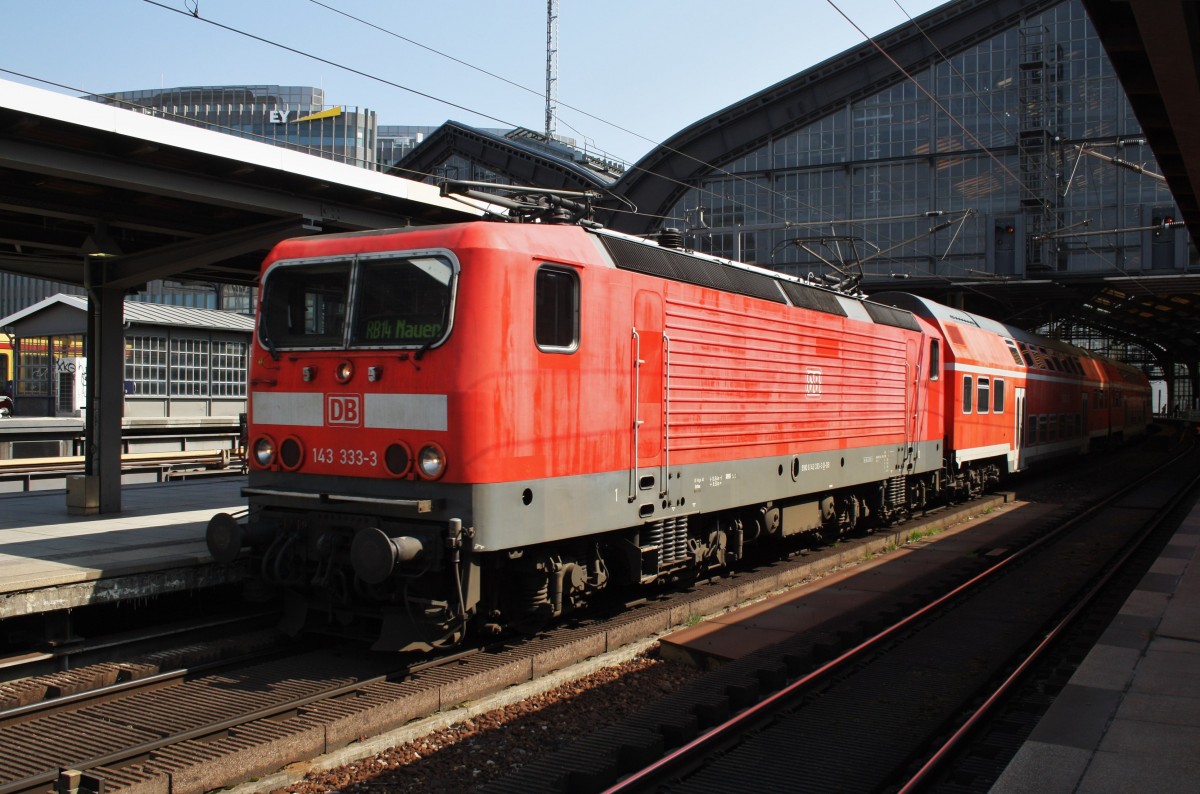 Hier 143 333-3 mit einer RB14 (RB18916)  Airport-Express  von Berlin Schönefeld Flughafen nach Nauen, bei der Ausfahrt am 10.4.2015 aus Berlin Friedrichstraße. 