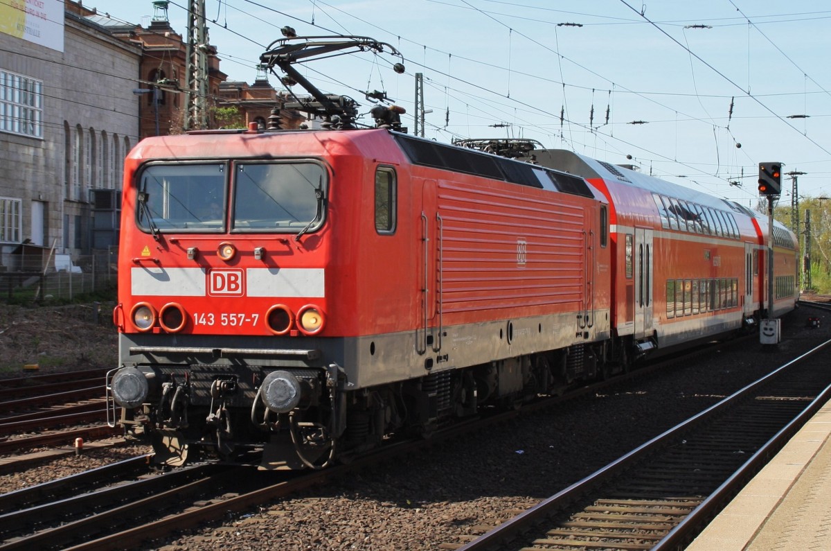 Hier 143 557-7 mit einem RB-Leerpark, bei der Durchfahrt am 16.4.2014 durch Hamburg Hbf., in Richtung Hamburg-Harburg. 