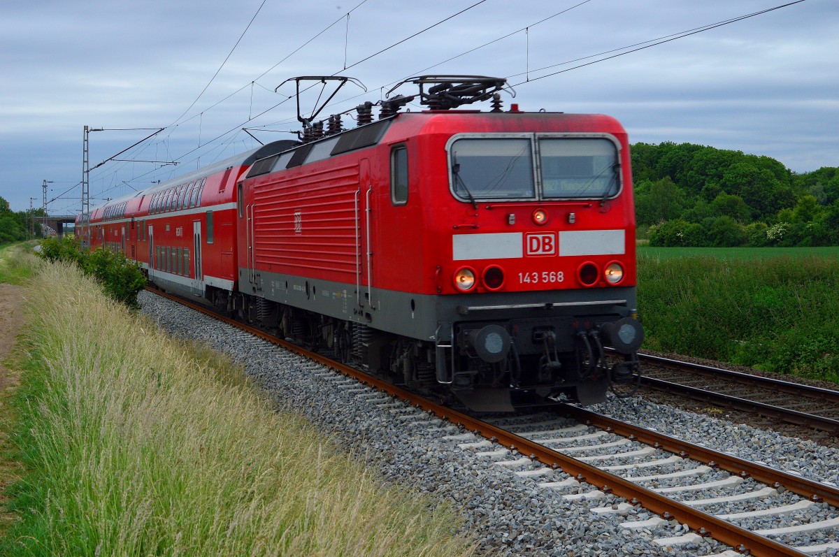 Hier ist die 143 568 mit einem RB 27 nach Mönchengladbach fahrend bei Gierath. 2.6.2015