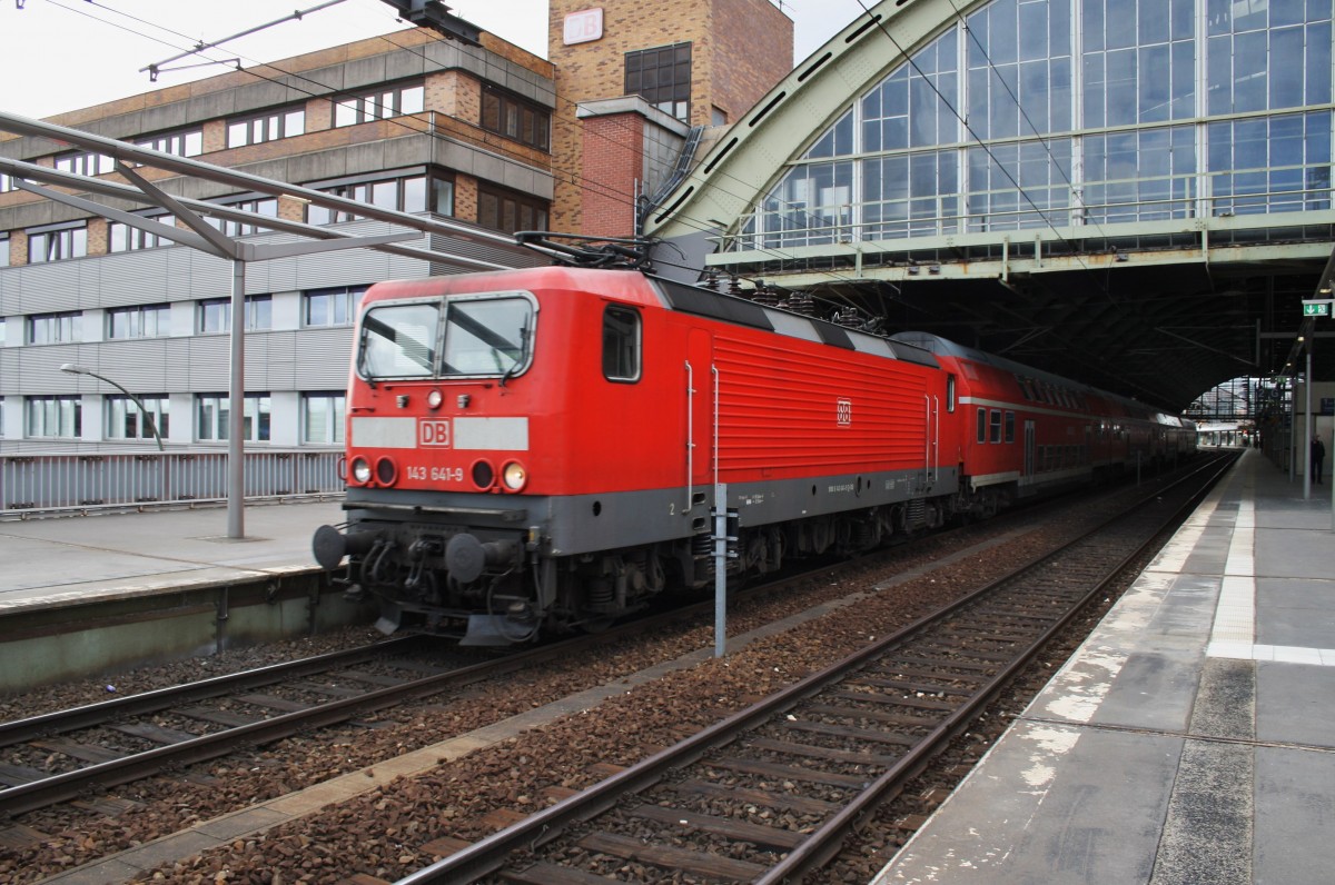 Hier 143 641-9 mit einer RB14 (RB18925) von Nauen nach Berlin Schönefeld Flughafen, bei der Ausfahrt am 15.3.2014 aus Berlin Ostbahnhof. 