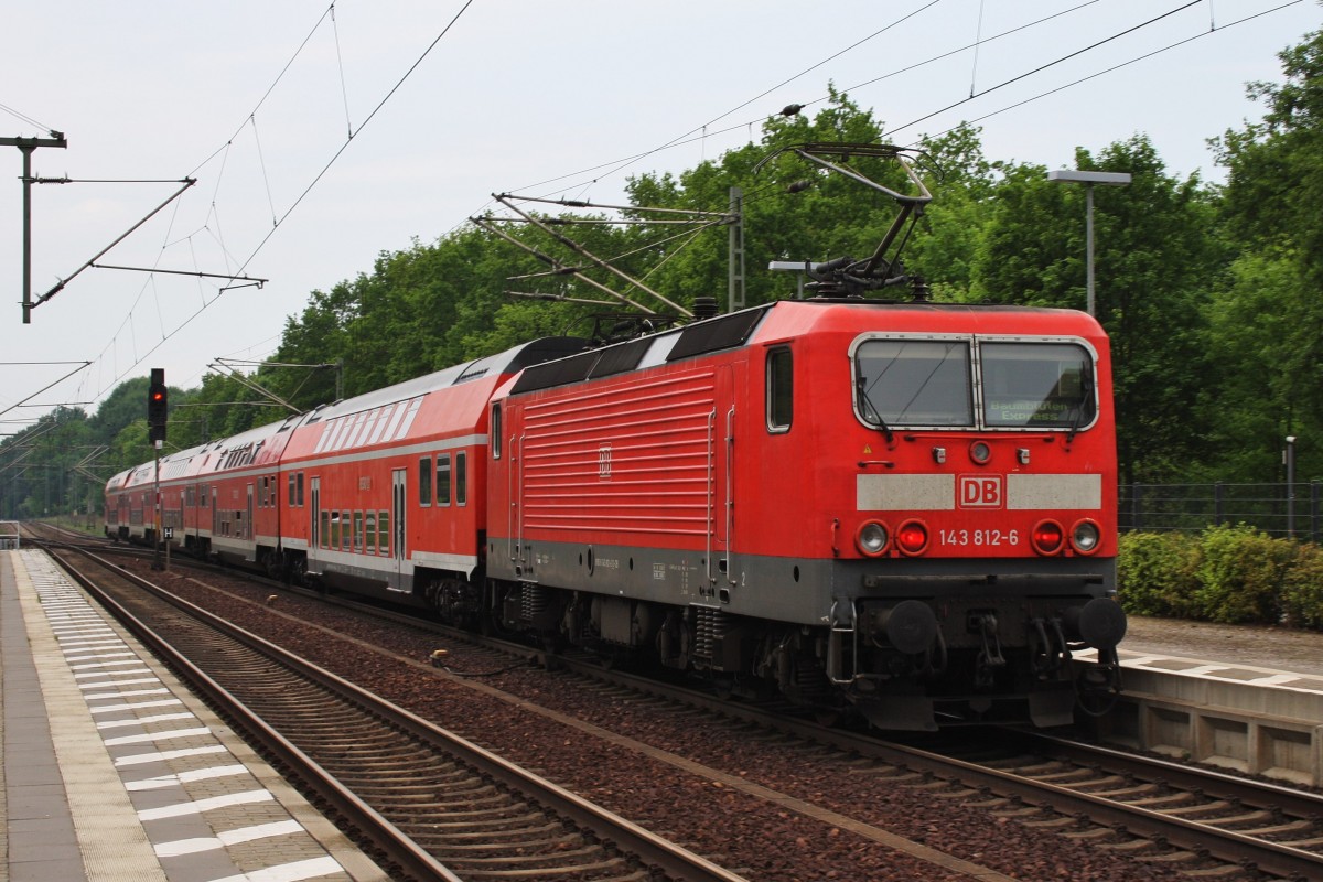 Hier 143 812-6 mit einem RE1 (RE18004)  Baumblüten-Express  von Berlin Zoologischer Garten nach Werder(Havel), bei der Ausfahrt am 1.5.2014 aus Potsdam Park Sanssouci.