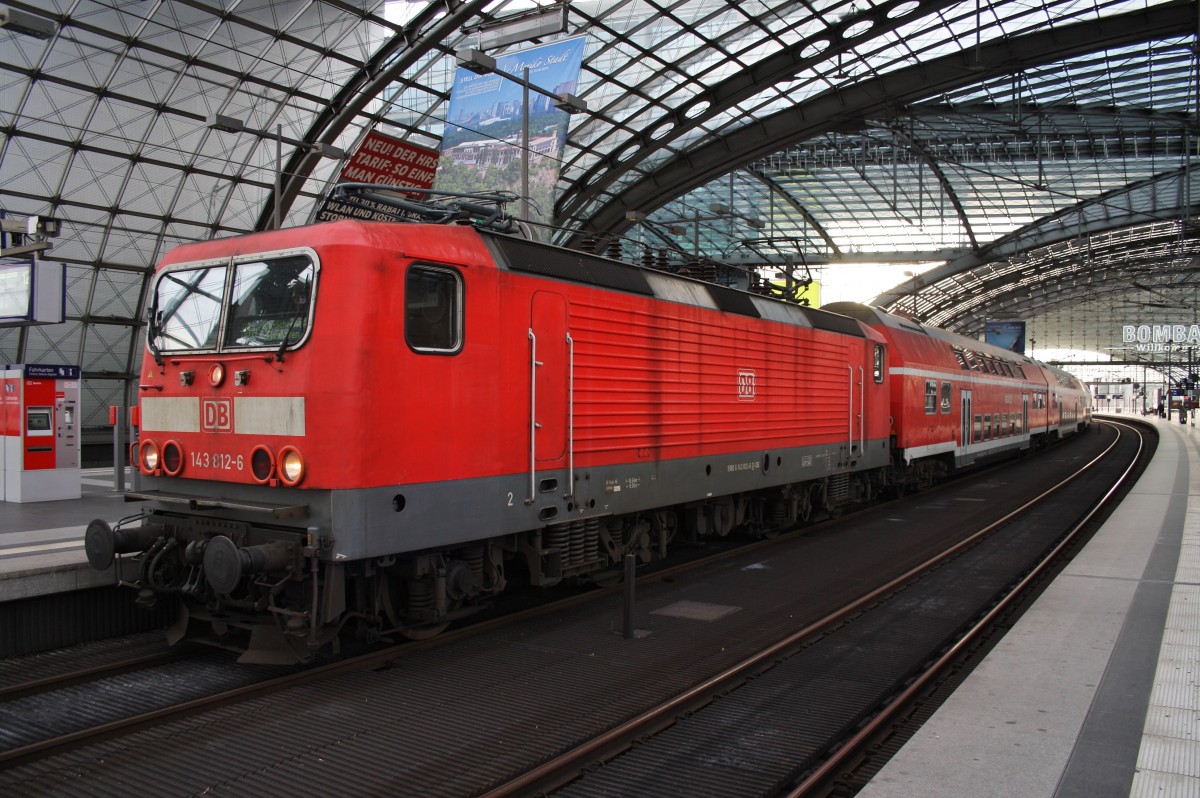 Hier 143 812-6 mit einer RB14 (RB18925) von Nauen nach Berlin Schönefeld Flughafen, dieser Zug stand am 15.3.2014 in Berlin Hbf. 