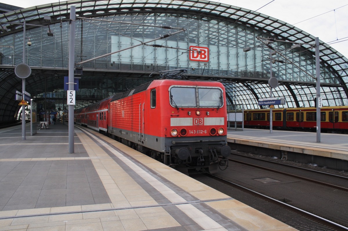 Hier 143 812-6 mit einer RB14 (RB18925) von Nauen nach Berlin Schönefeld Flughafen, bei der Ausfahrt am 15.3.2014 aus Berlin Hbf. 