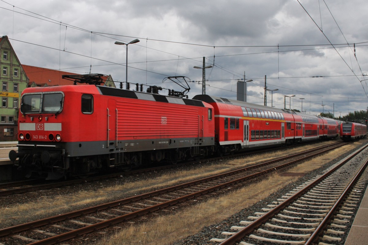 Hier 143 814-2 mit einem RE3 (RE4769) von Hof Hbf. nach Dresden Hbf., bei der Einfahrt am 18.8.2014 in Hof Hbf.