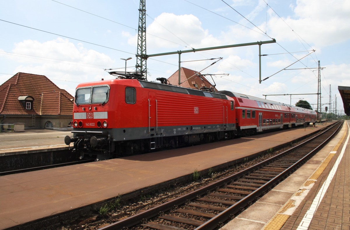 Hier 143 822 und 143 169-1 mit einer RB20 (RB16181) von Eisenach nach Halle(Saale) Hbf., bei der Ausfahrt am 14.7.2013 aus Weimar. 