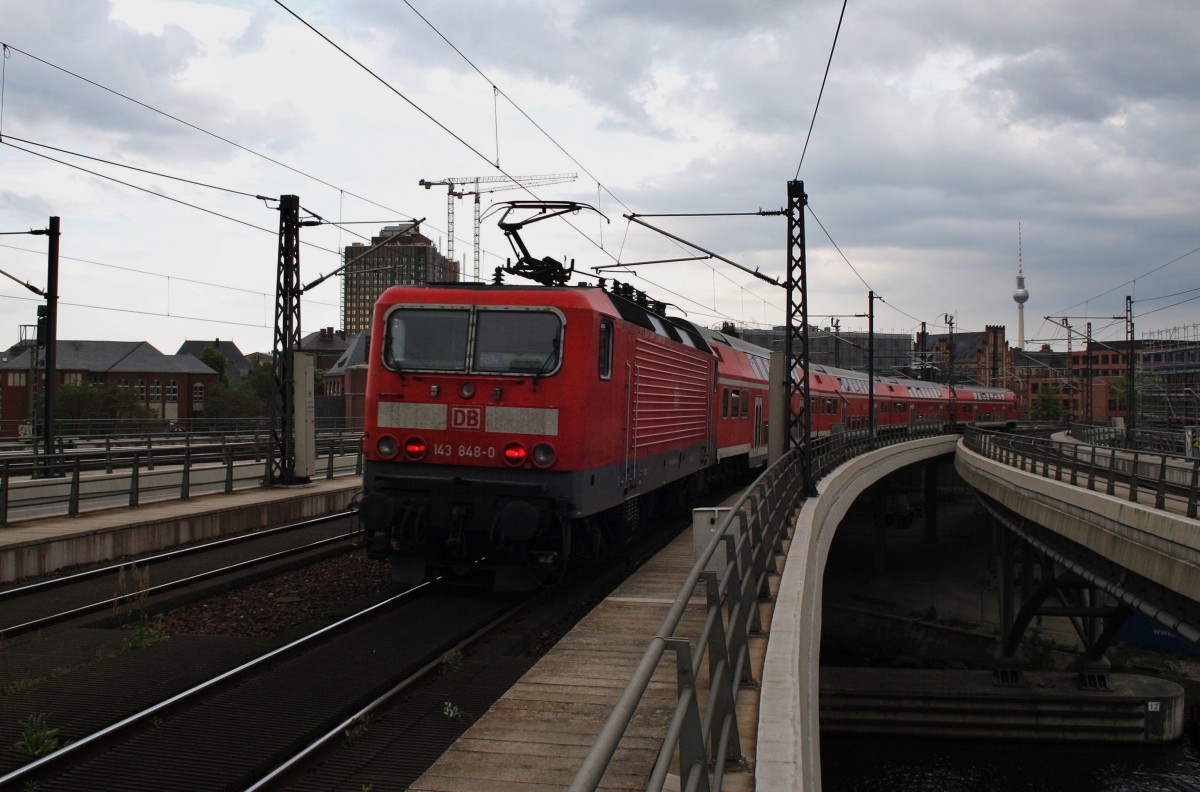 Hier 143 848-0 mit einer RB14 (RB18931)  Airport-Express  von Nauen nach Berlin Schönefeld Flughafen, bei der Ausfahrt am 1.5.2014 aus Berlin Hbf. 