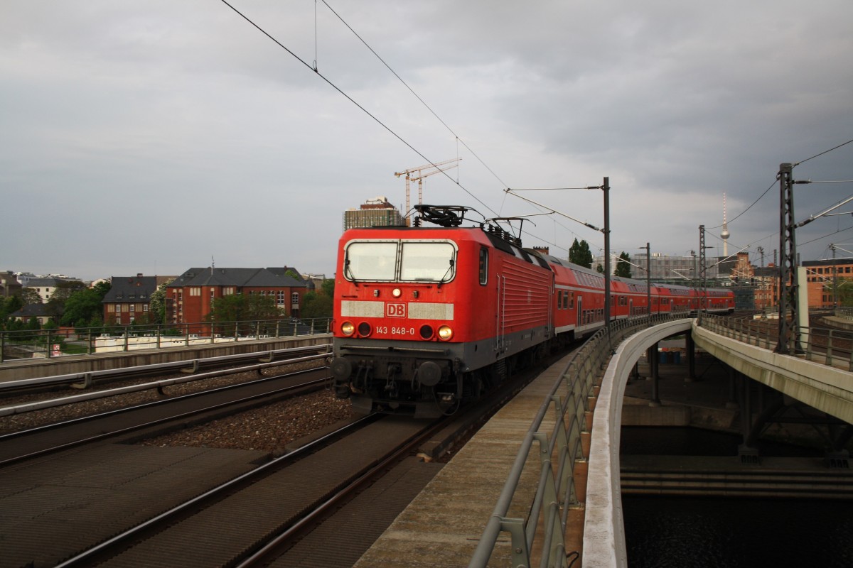 Hier 143 848-0 mit einer RB14 (RB18930)  Airport-Express  von Berlin Schönefeld Flughafen nach Nauen, bei der Einfahrt am 1.5.2014 in Berlin Hbf.