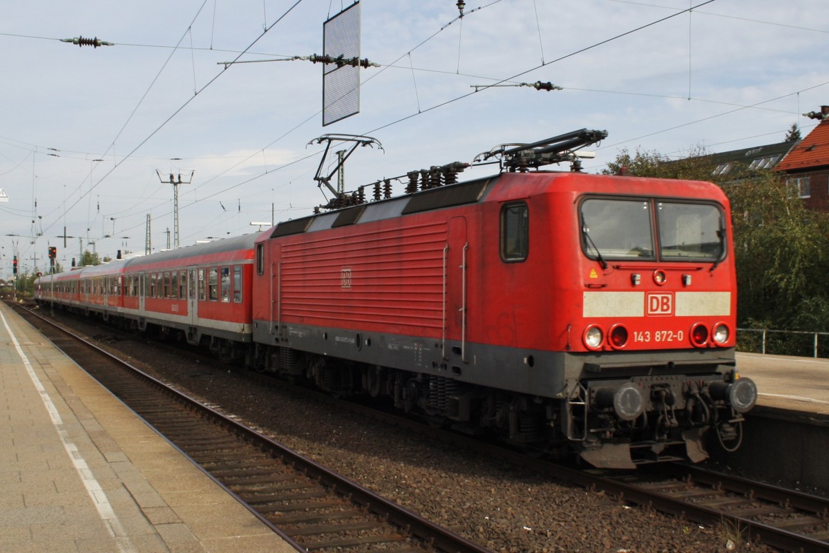Hier 143 872-0 mit RB21167 von Itzehoe nach Hamburg-Altona, bei der Einfahrt am 4.10.2013 in Hamburg-Altona.