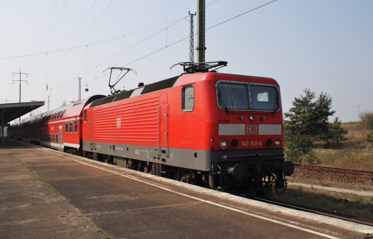 Hier 143 931-4 mit einer RB14 (RB18916)  Airport-Express  von Berlin Schönefeld Flughafen nach Nauen, bei der Ausfahrt am 29.3.2014 aus Berlin Schönefeld Flughafen. 
