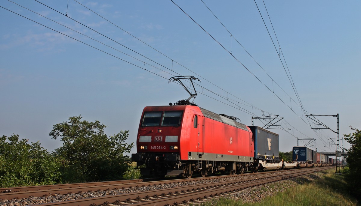 Hier die 145 064-2 am 30.08.2013 mit einem langen KLV, als sie die Ortschaft Hügelheim passiert und weiter in Richtung Schweizer Grenze fuhr.