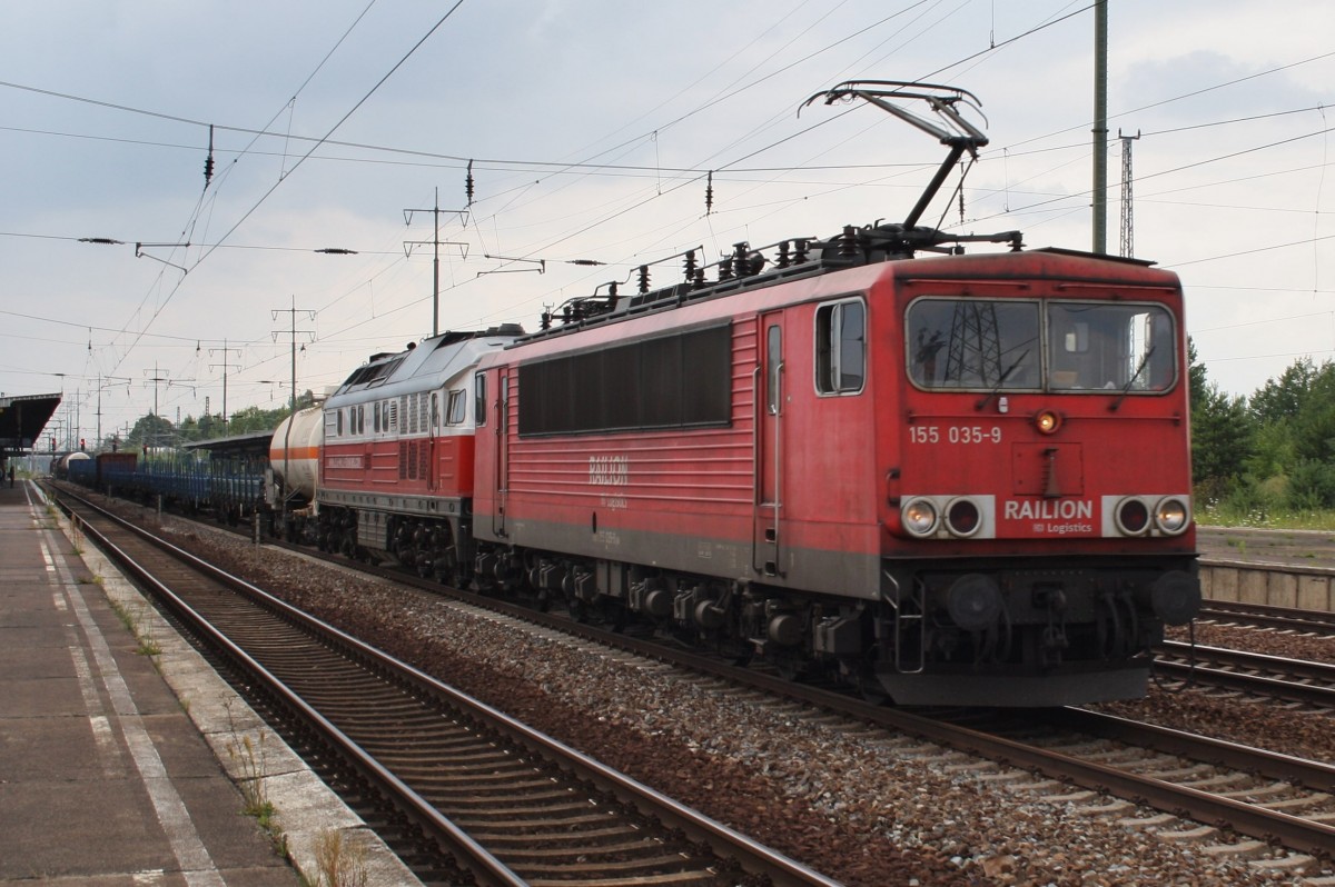 Hier 155 035-9 und 232 401-0 mit einem gemischten Güterzug, bei der Durchfahrt am 14.7.2014 durch Berlin Schönefeld Flughafen, in Richtung Berlin Grünauer Kreuz.