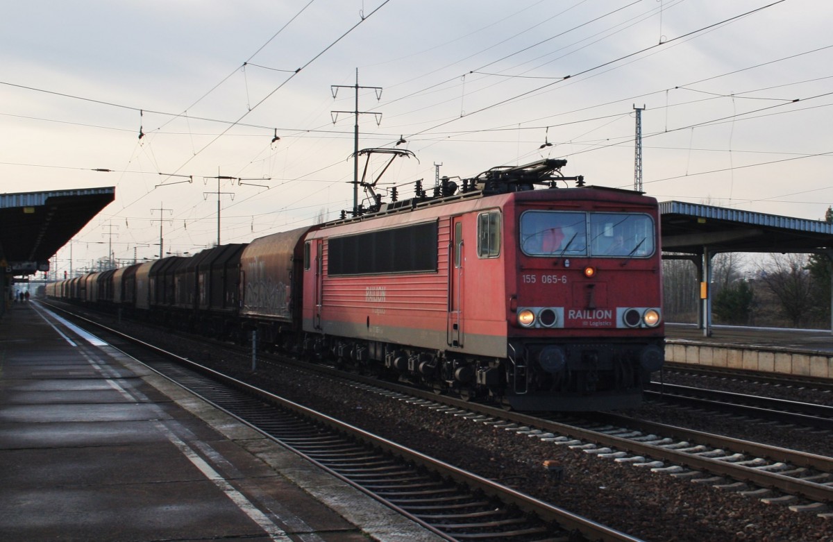 Hier 155 065-6 mit einem Gterzug, bei der Durchfahrt am 18.1.2014 durch Berlin Schnefeld Flughafen, in Richtung Berlin Grnauer Kreuz.