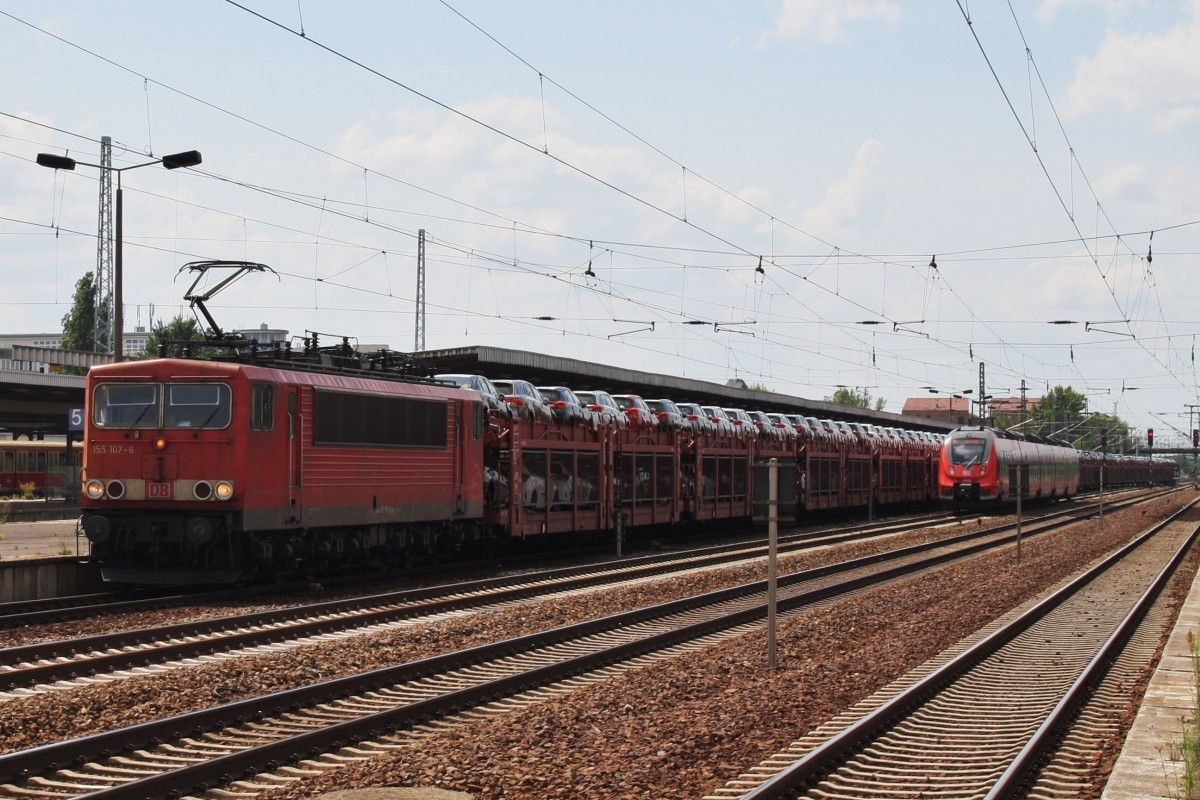Hier 155 107-6 mit einem Autotransportzug, bei Durchfahrt am 22.7.2014 durch Berlin Schönefeld Flughafen, in Richtung Berlin Grünauer Kreuz.