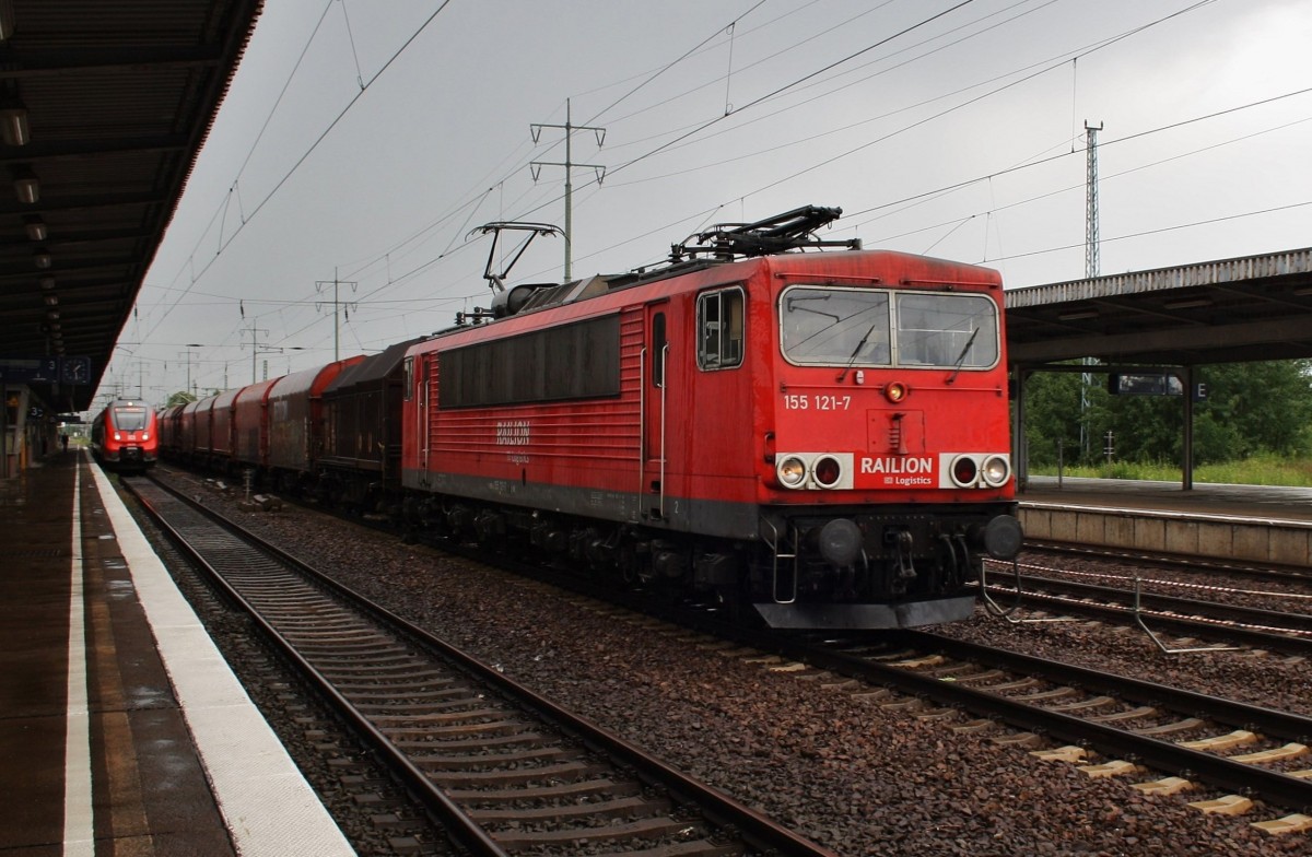 Hier 155 121-7 mit einem Güterzug, bei der Durchfahrt am 14.6.2014 durch Berlin Schönefeld Flughafen, in Richtung Berlin Grünauer Kreuz.