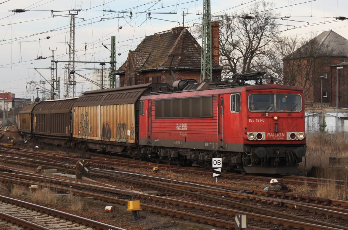 Hier 155 191-0 und 298 336-9 (am Zugschluss) mit einem Schiebewandwagenzug, bei der Durchfahrt am 7.2.2014 durch Angermünde, in Richtung Eberswalde.