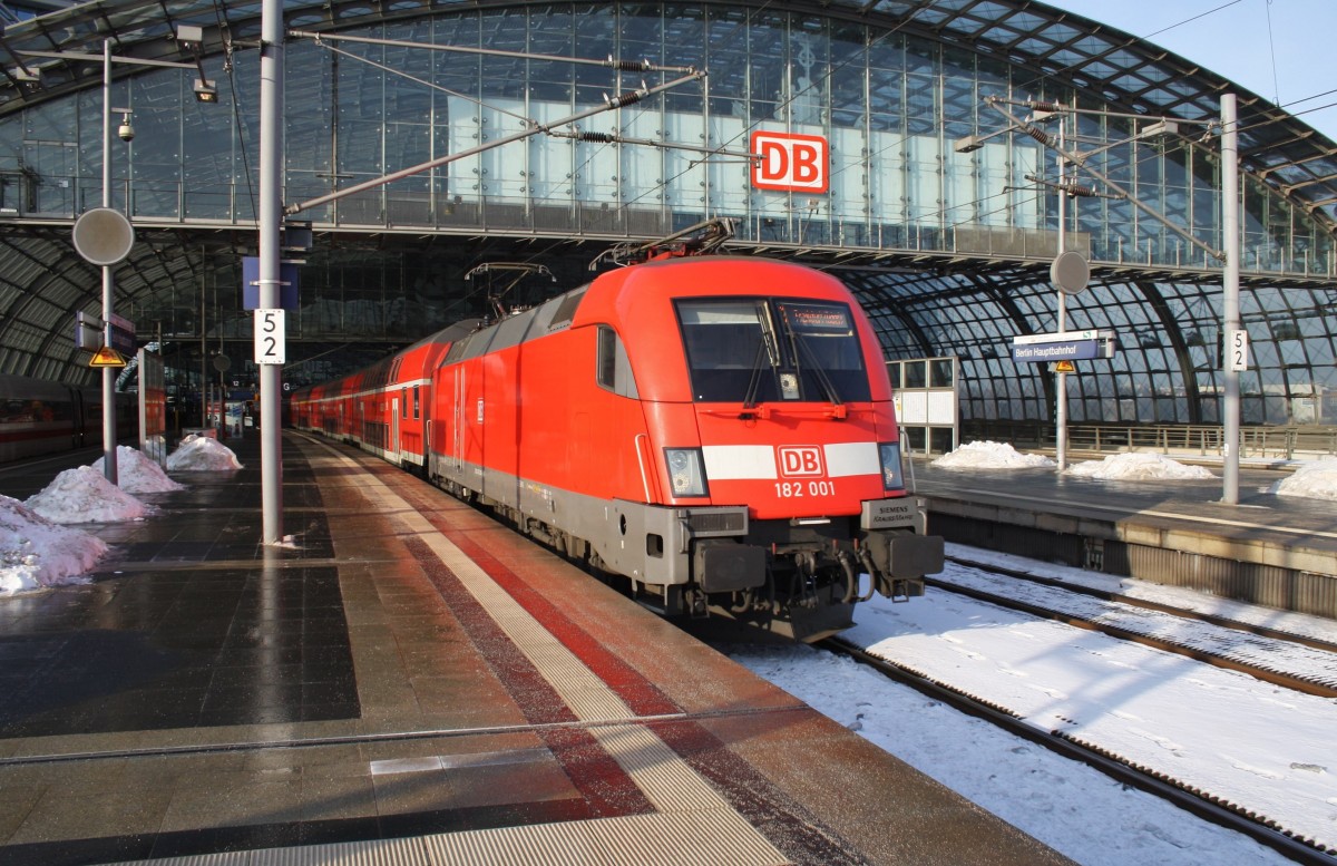 Hier 182 001 mit einem RE1 (RE18175) von Brandenburg Hbf. nach Frankfurt(Oder), bei der Ausfahrt am 1.2.2014 aus Berlin Hbf. 
