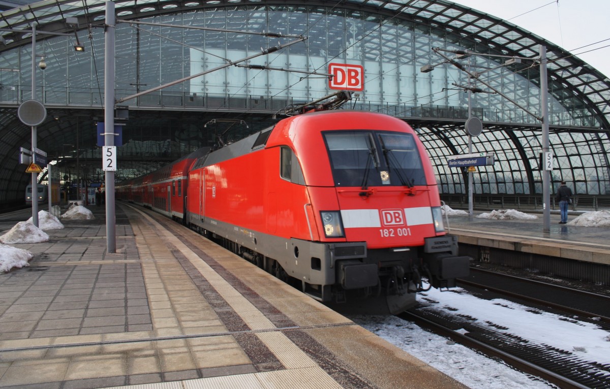 Hier 182 001 mit einem RE1 (RE18185) von Brandenburg Hbf. nach Frankfurt(Oder), bei der Ausfahrt am 1.2.2014 aus Berlin Hbf. 