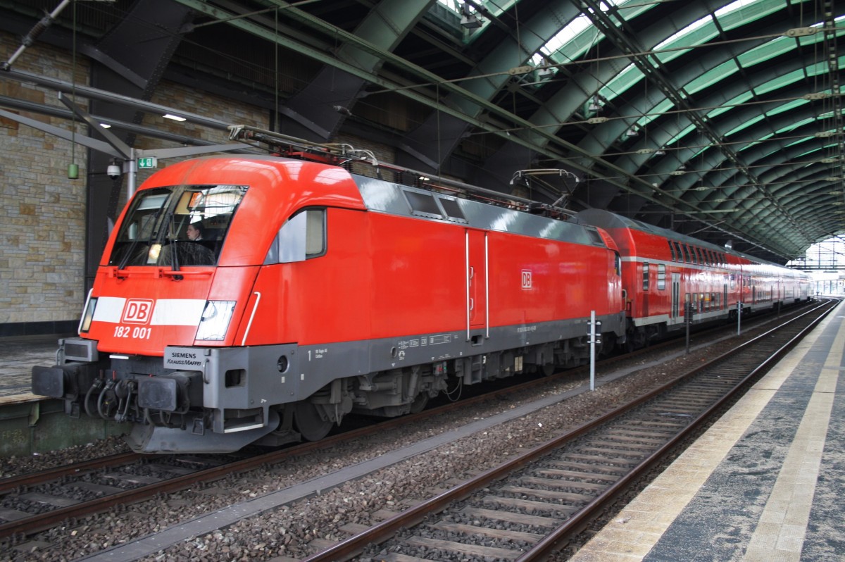 Hier 182 001 mit einem RE1 (RE18113) von Magdeburg Hbf. nach Eisenhüttenstadt, dieser Zug stand am 3.2.2014 in Berlin Ostbahnhof. 