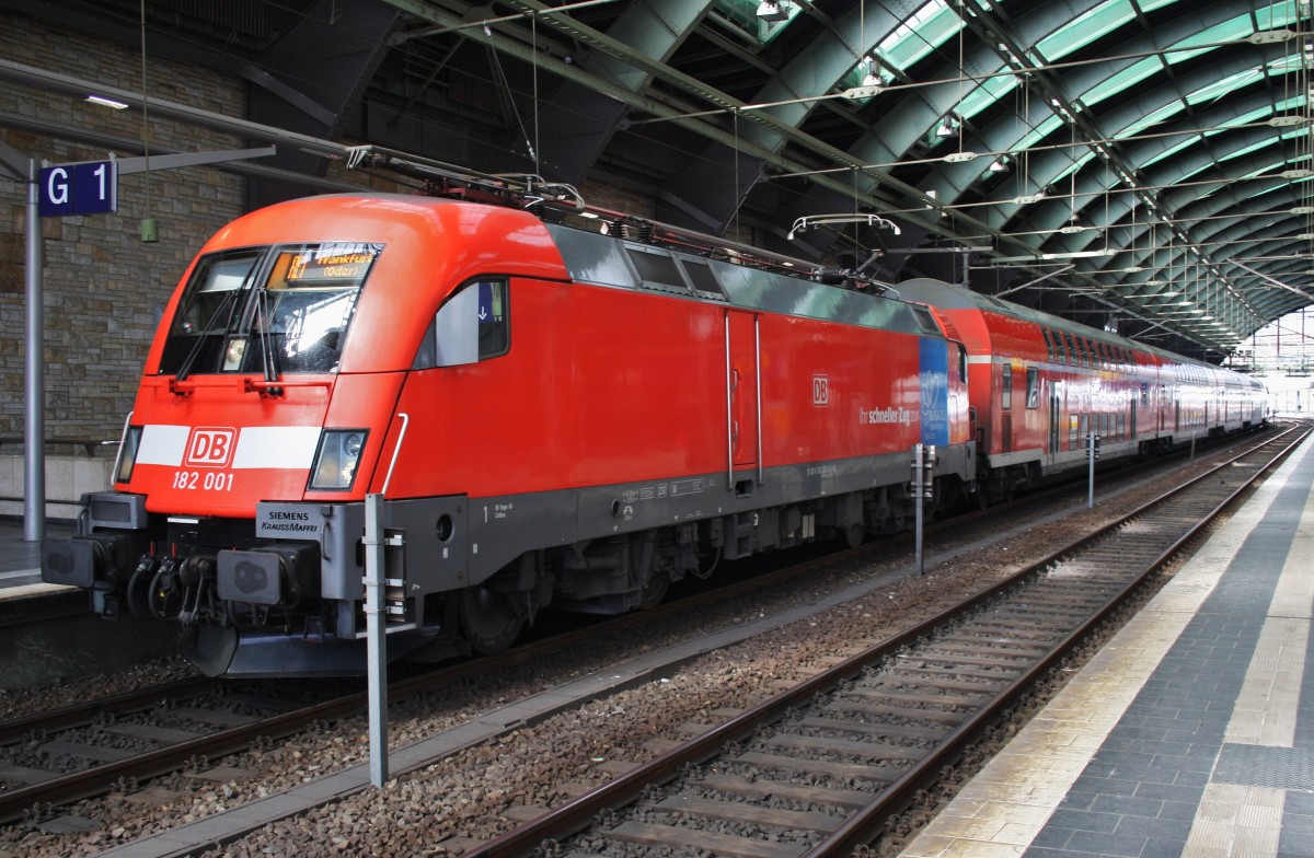 Hier 182 001 mit einem RE1 (RE18177) von Brandenburg Hbf. nach Frankfurt(Oder), dieser Zug stand am 6.4.2015 in Berlin Ostbahnhof. 