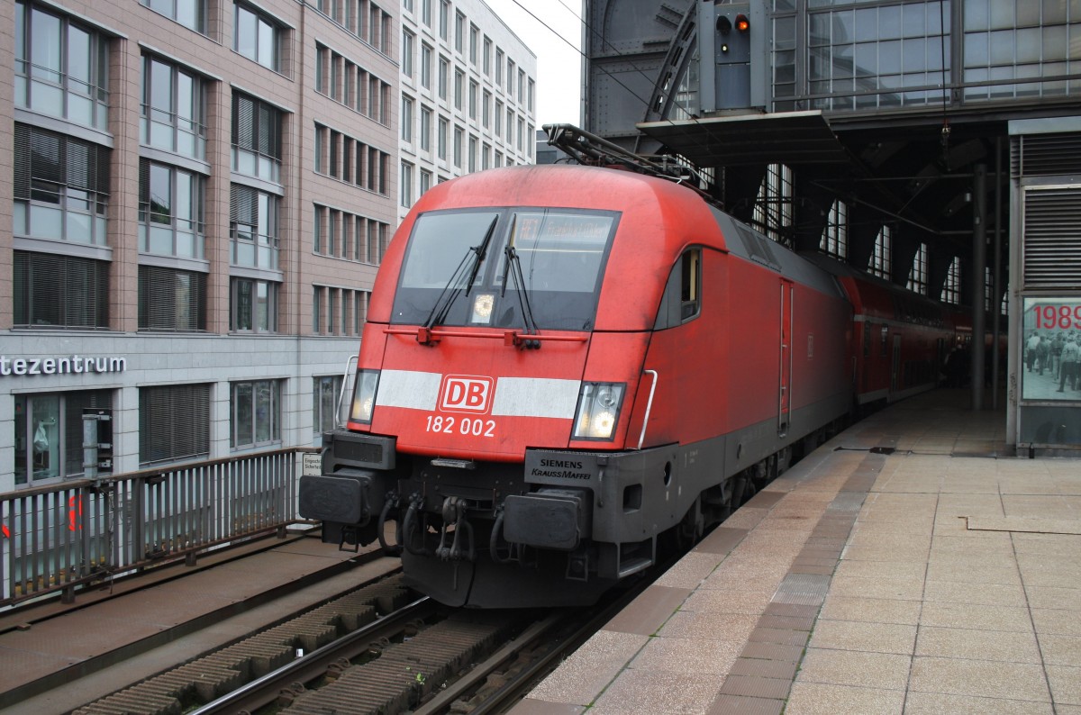 Hier 182 002 mit einem RE1 (RE18175) von Brandenburg Hbf. nach Frankfurt(Oder), dieser Zug stand am 16.11.2013 in Berlin Friedrichstraße. 